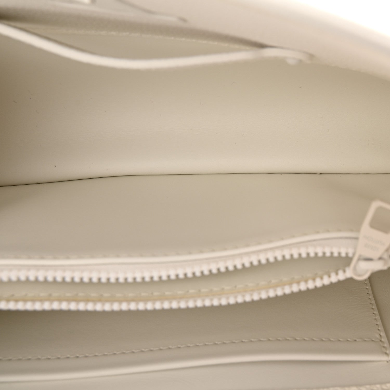 Taurillon Capucines East West MM Optic White