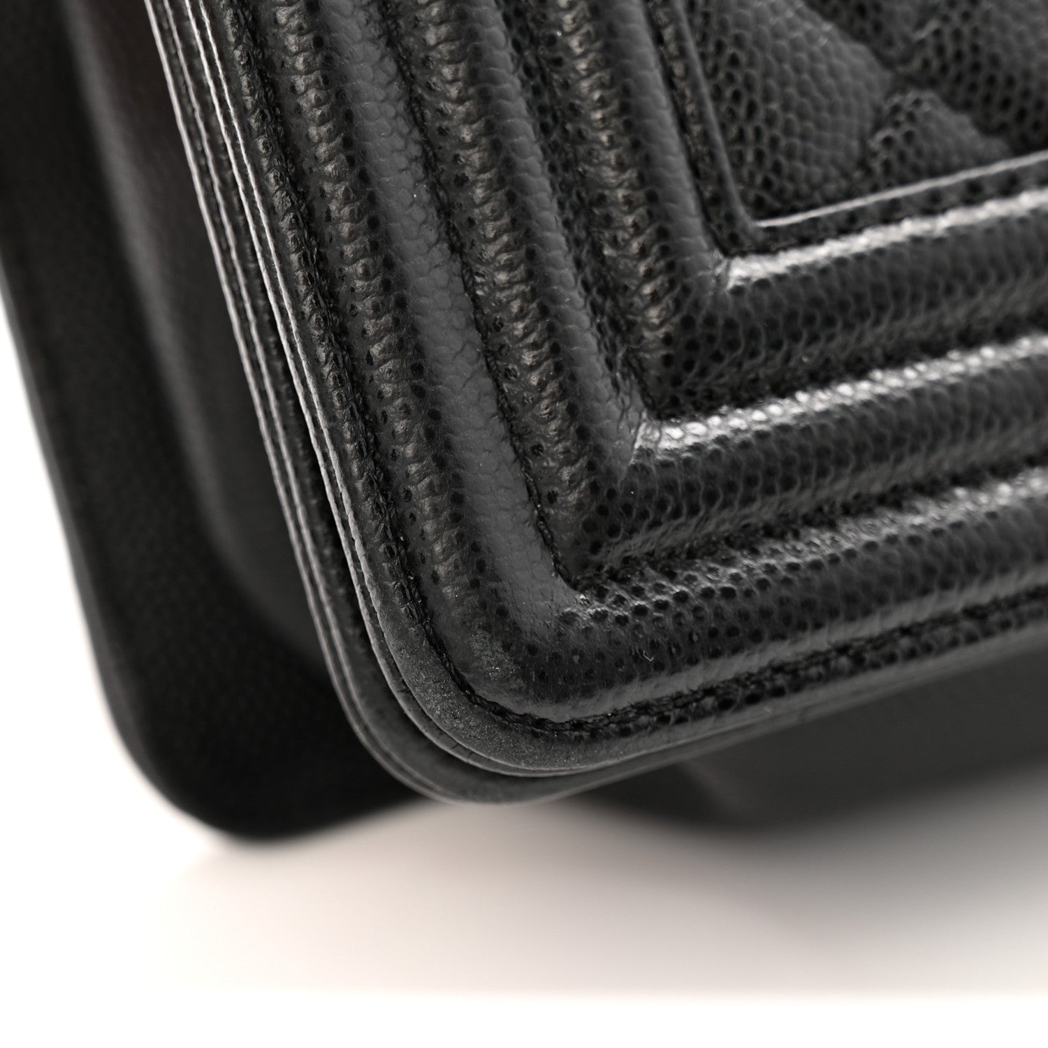 Caviar Quilted Medium Boy Flap Black