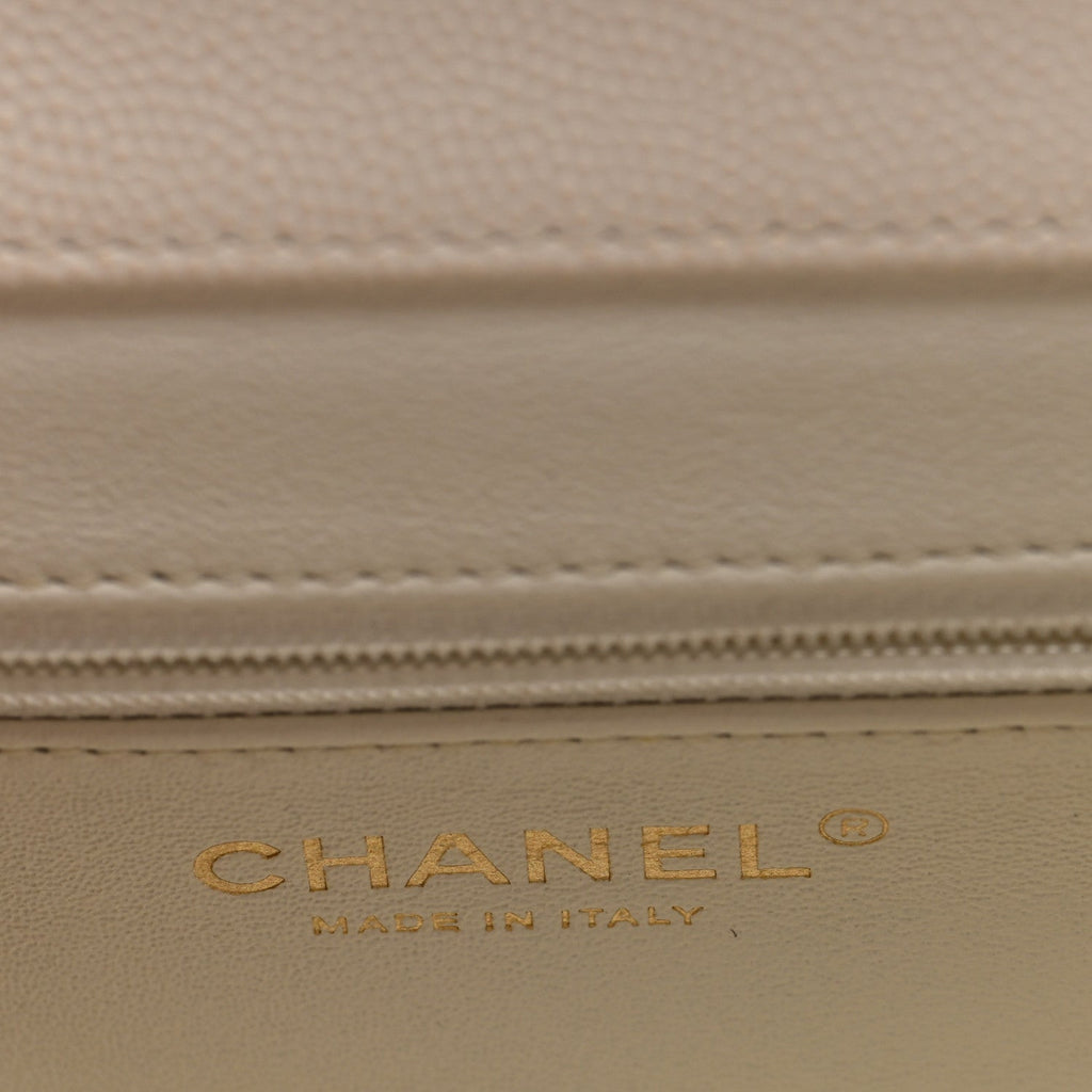 Caviar Quilted Medium Business Affinity Flap White