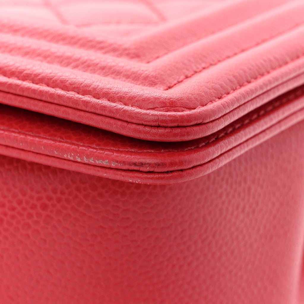 Caviar Quilted Medium Boy Flap Red