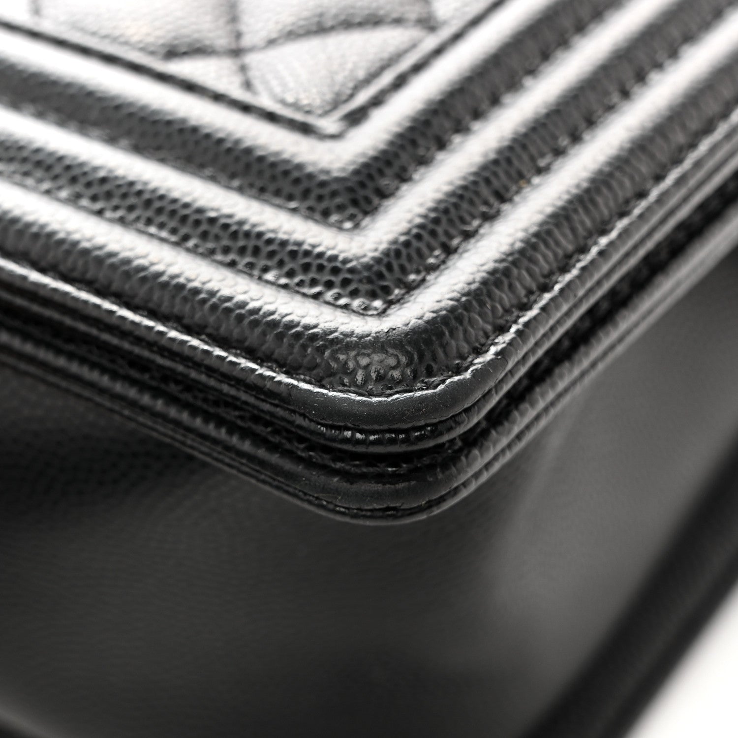 Caviar Quilted Medium Boy Flap Black