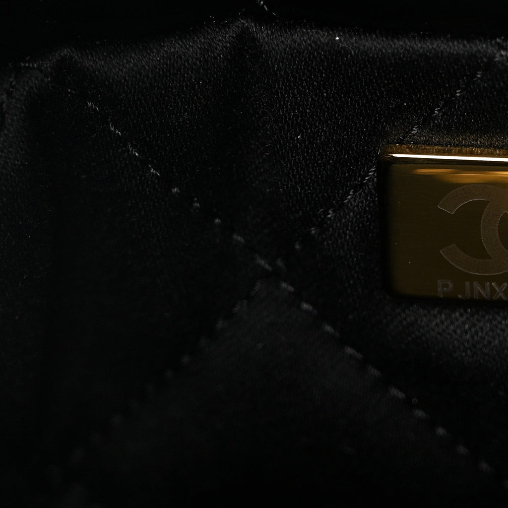 Shiny Calfskin Quilted Pearl CC Chain Mini Chanel 22 Black