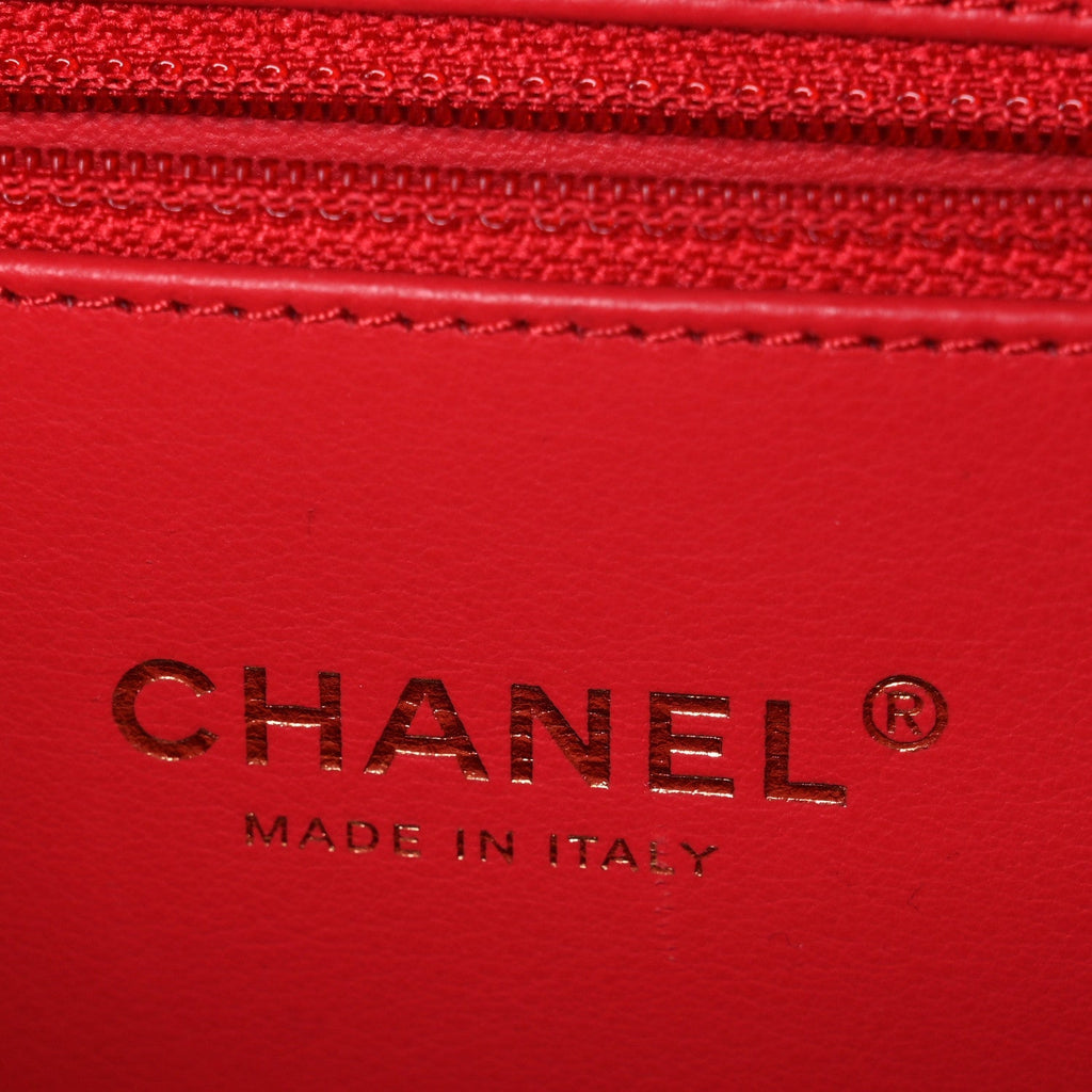 Caviar Quilted Medium CC Filigree Vanity Case Red