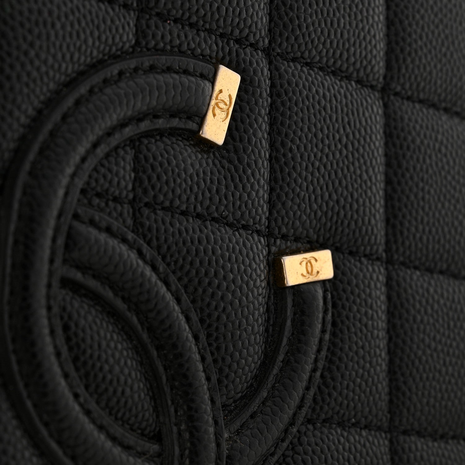 Caviar Quilted Medium CC Filigree Vanity Case Black