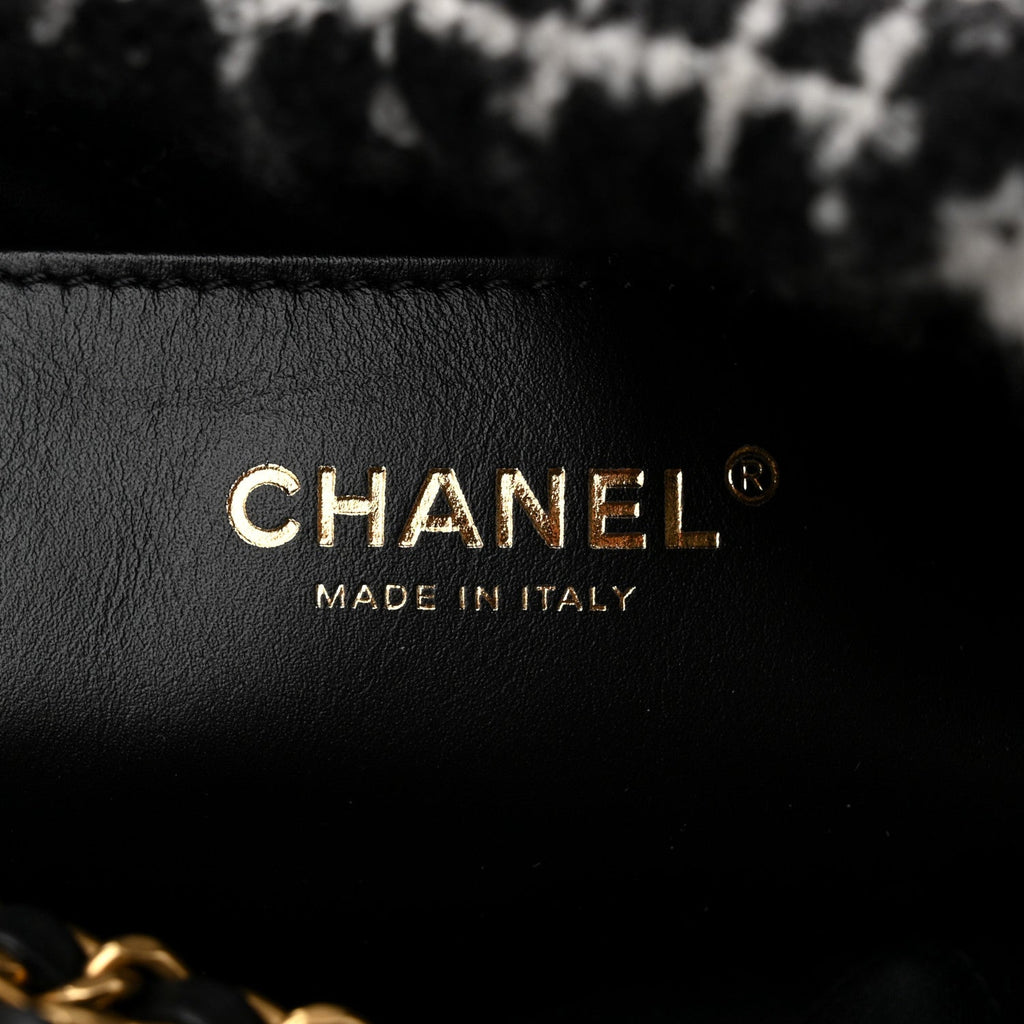 Cashmere Mini Chanel 22 Black White