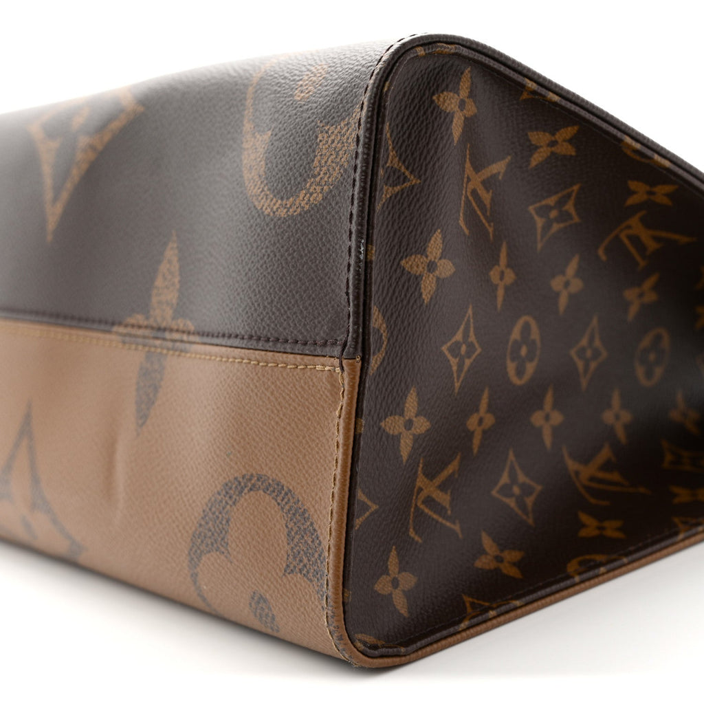 Reverse Monogram Giant Onthego MM