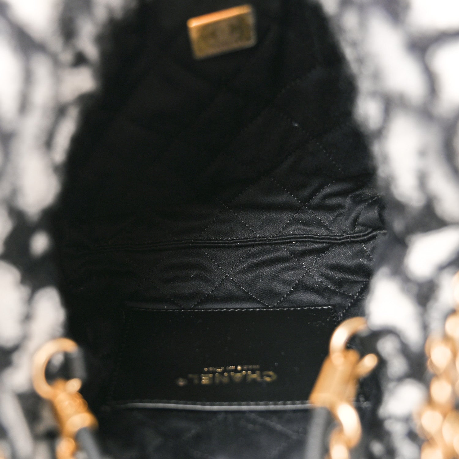 Cashmere Mini Chanel 22 Black White