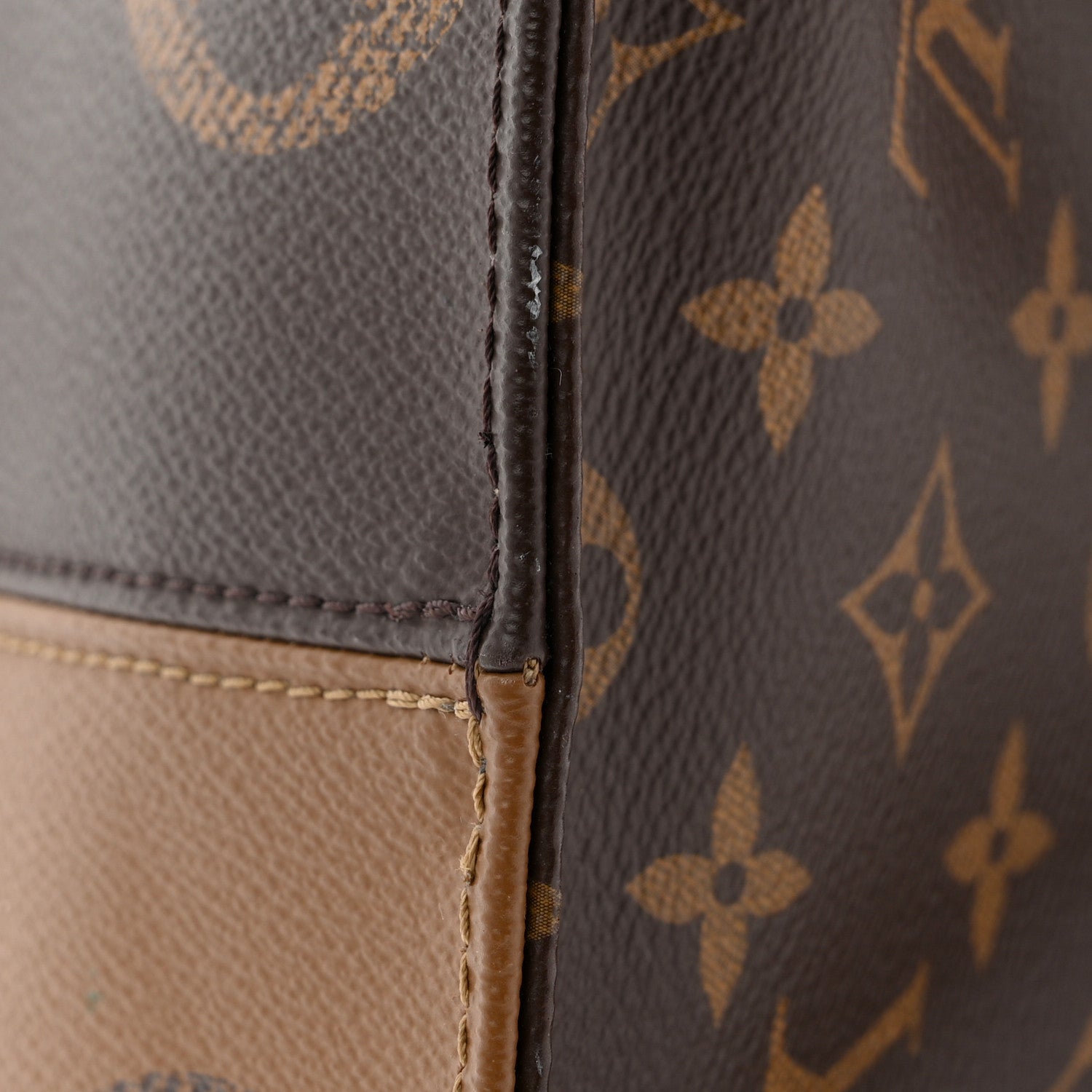 Reverse Monogram Giant Onthego MM