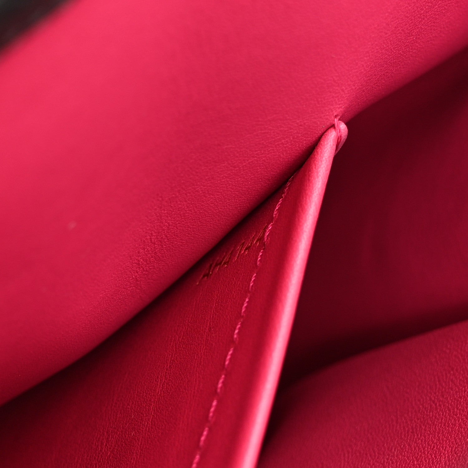 Taurillon Capucines MM Black Fuchsia