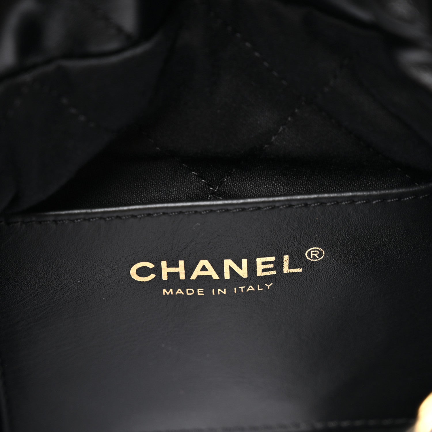 Shiny Calfskin Quilted Pearl CC Chain Mini Chanel 22 Black