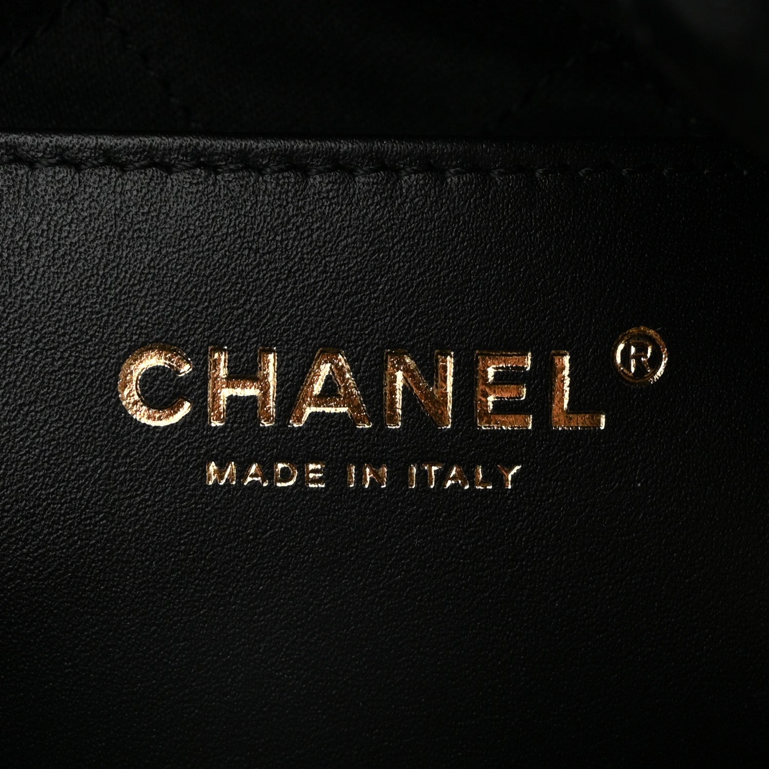 Shiny Calfskin Quilted Pearl CC Chain Mini Chanel 22 Black