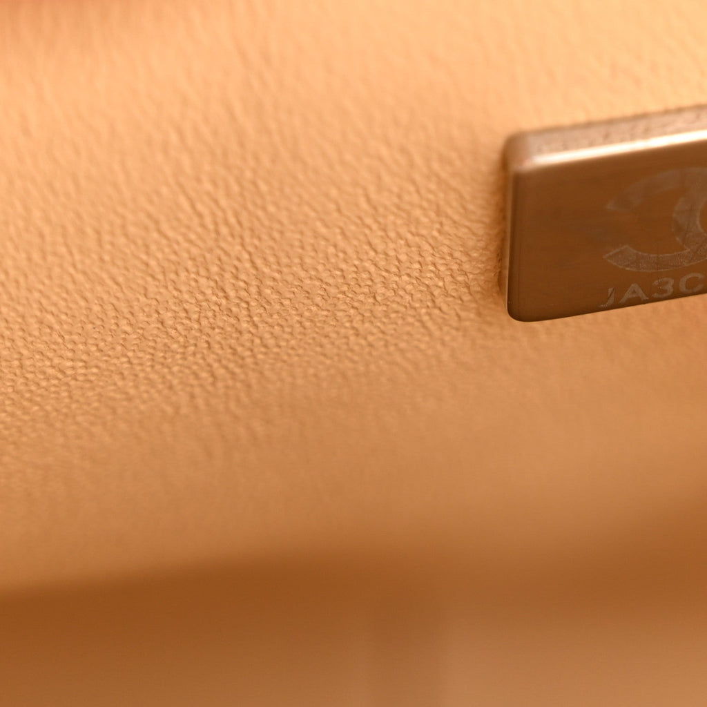 Caviar Quilted Jumbo Double Flap Beige Clair
