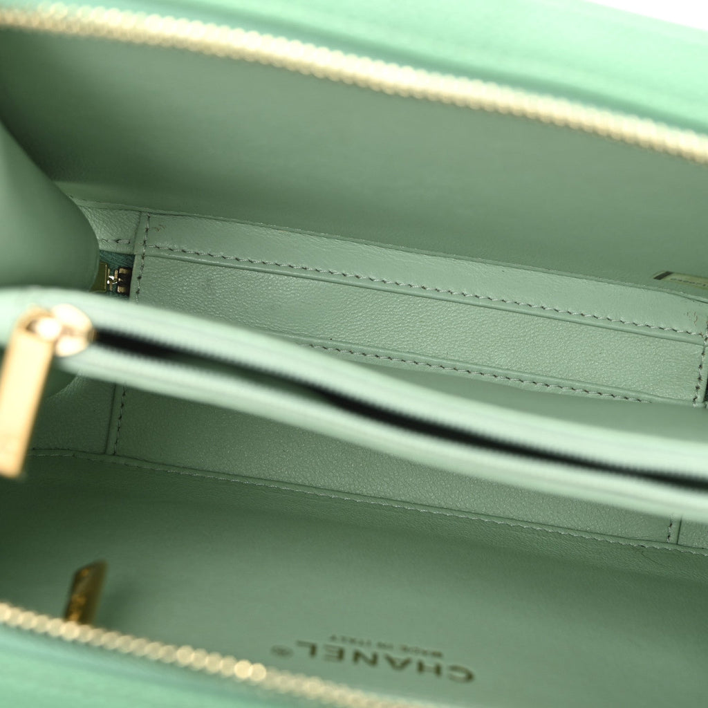 Caviar Quilted Medium CC Filigree Vanity Case Green