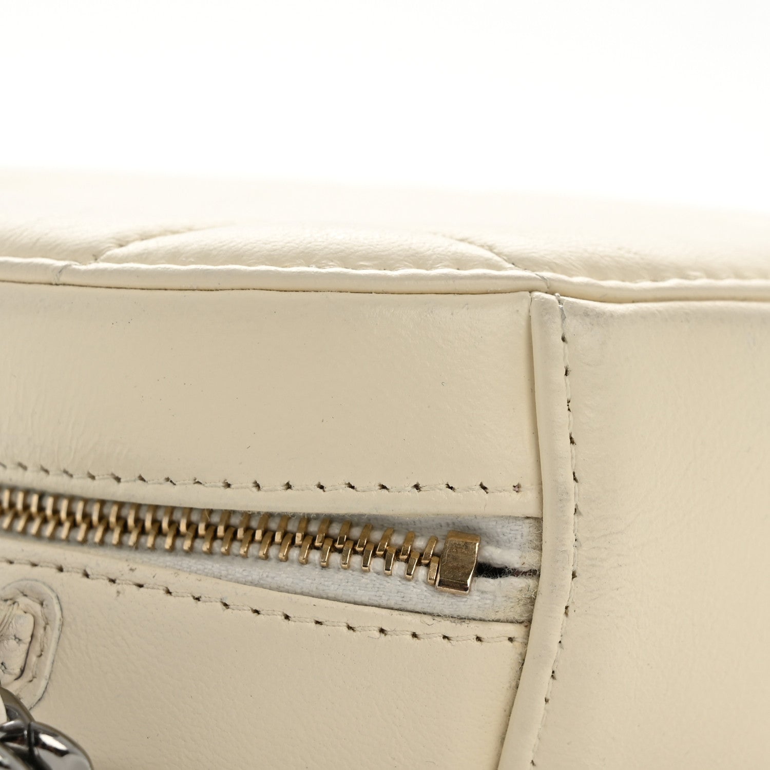Lambskin Quilted Chanel 19 Round Clutch With Chain White