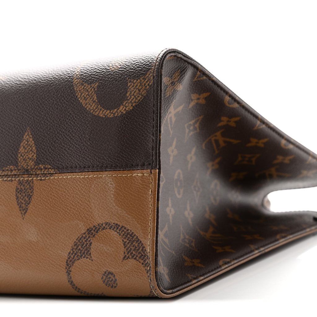 Reverse Monogram Giant Onthego MM