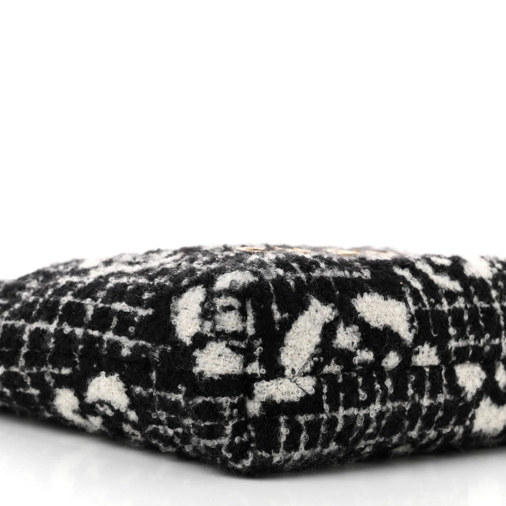 Cashmere Mini Chanel 22 Black White