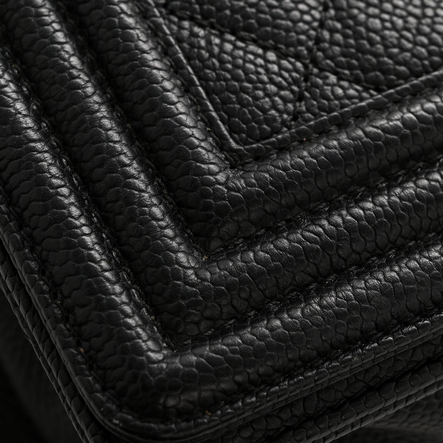 Caviar Quilted Medium Boy Flap Black