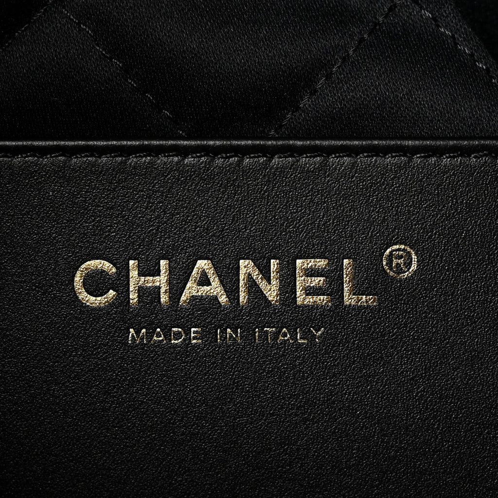 Shiny Caviar Quilted Monochrome Mini Chanel 22 Black